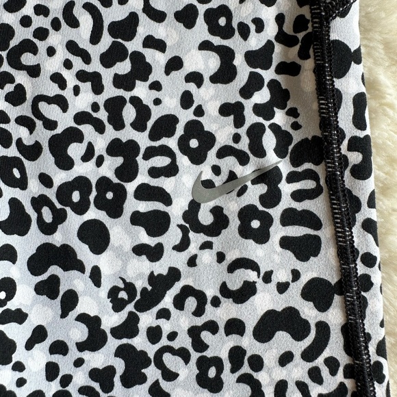 Nike Leopard print capri S size black and white - Picture 3 of 5